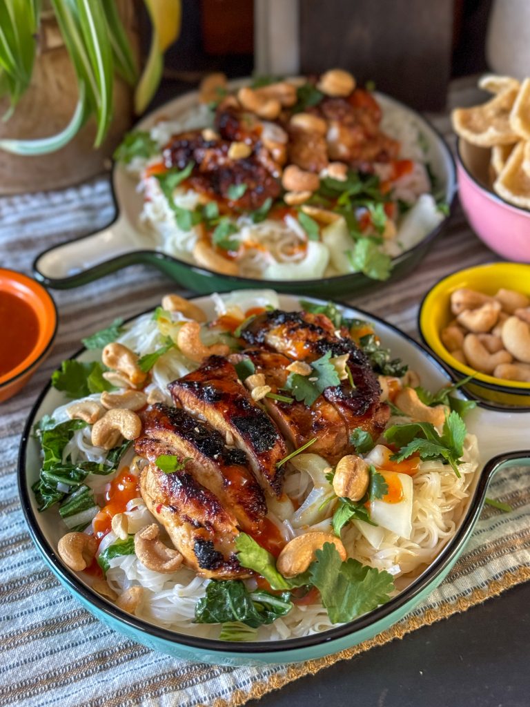 pinit noedels met limoen kip en chilisaus