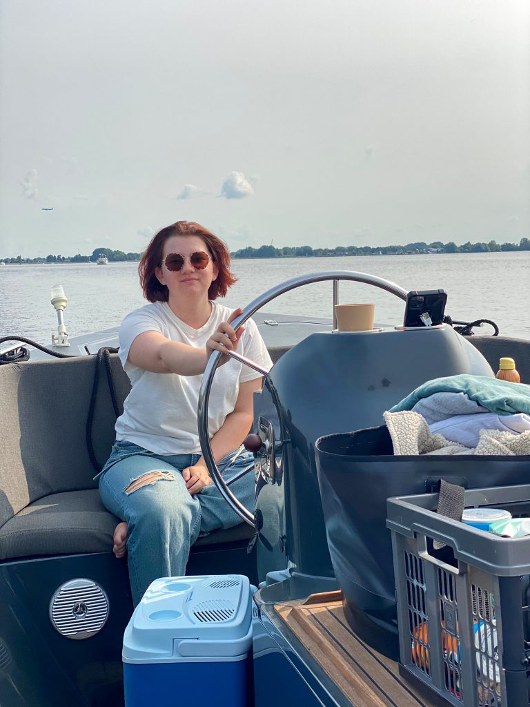 Thuis bij familie over de kook augustus