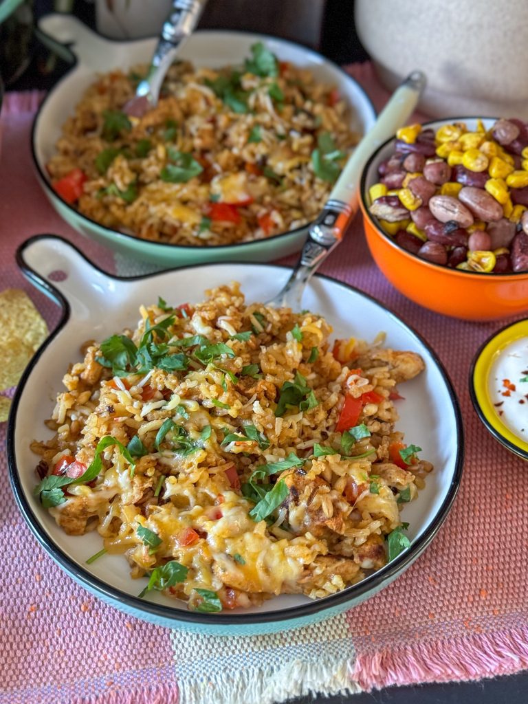 Mexicaanse rijst met kip gekookt in een pan