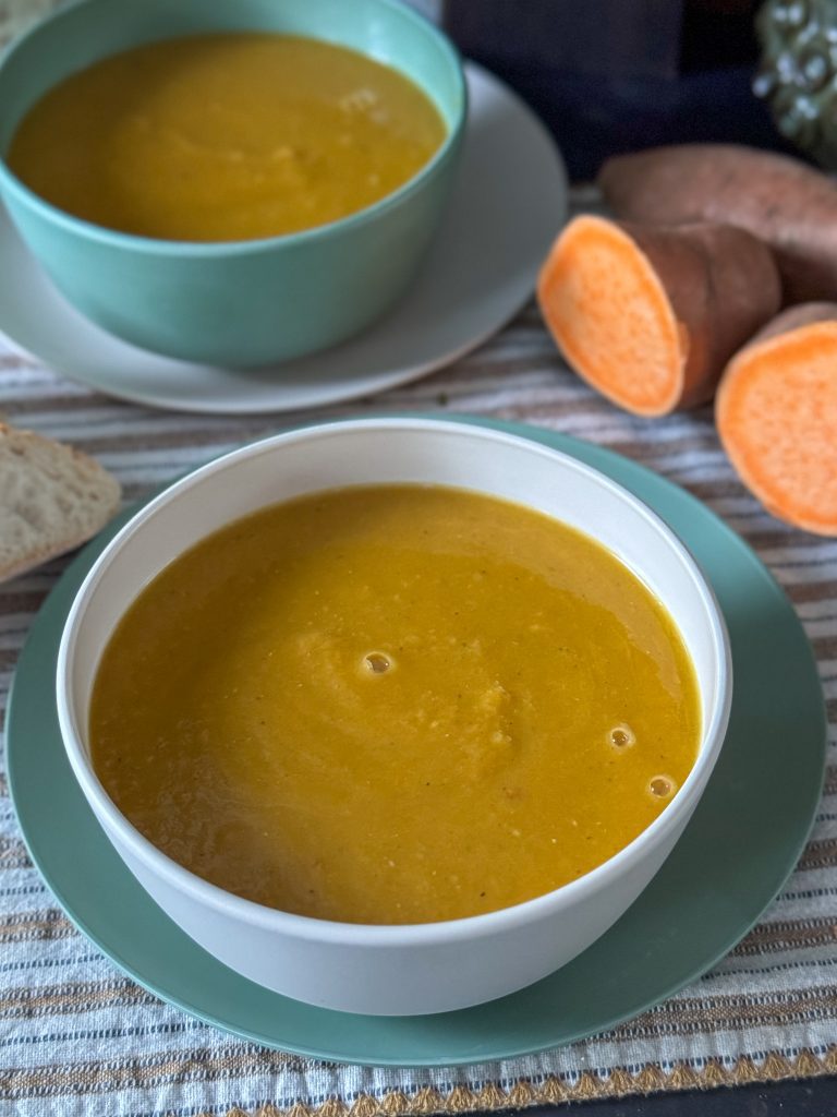 Zoete aardappelsoep met prei: romige en kruidige herfstsoep
