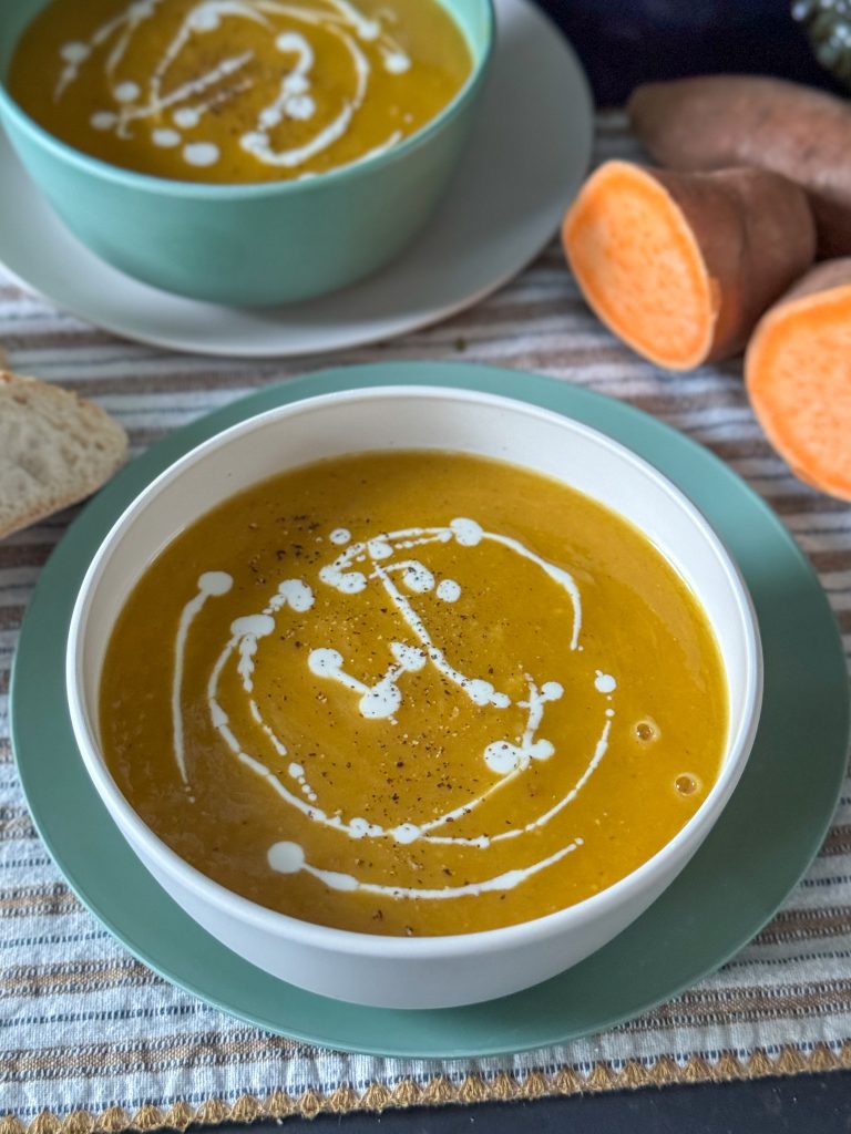 Zoete aardappelsoep met prei: romige en kruidige herfstsoep