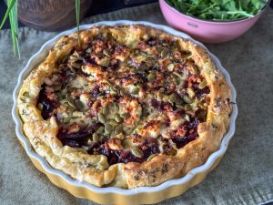 hartige taart met rode biet en prei