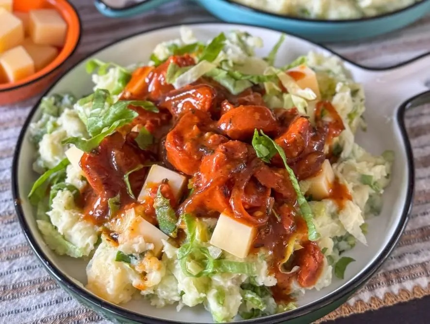 Stamppot met gebakken chorizo uit het artikel over zomerse stamppot recepten – kruidige andijviestamppot met Spaanse twist