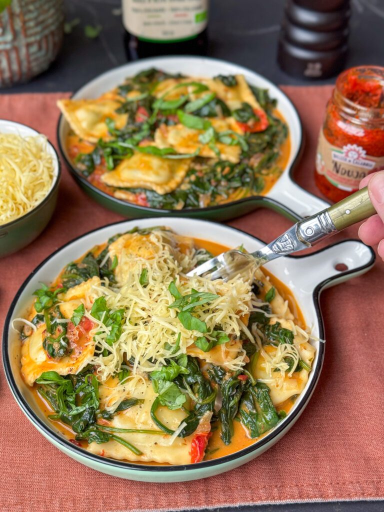 ravioli met nduja en spinazie in roomsaus