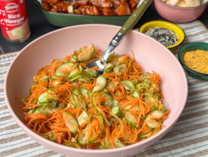 een schaal komkommer en wortel in zuur super snel en simpel om te maken