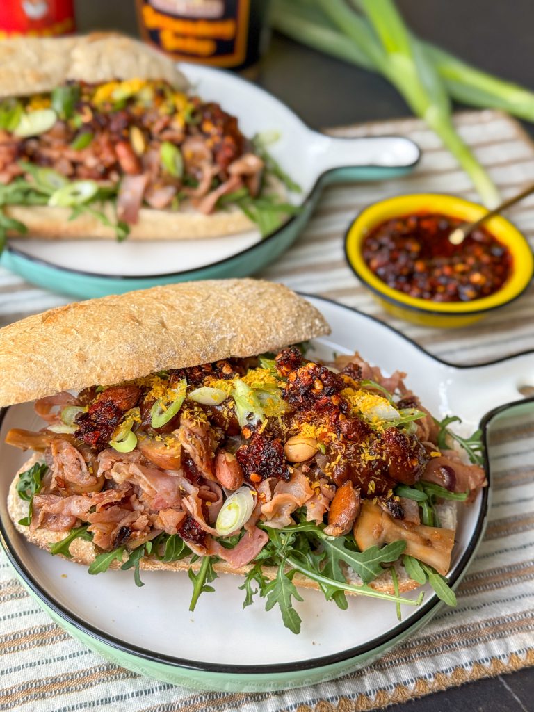 Broodje warme beenham met pindasaus