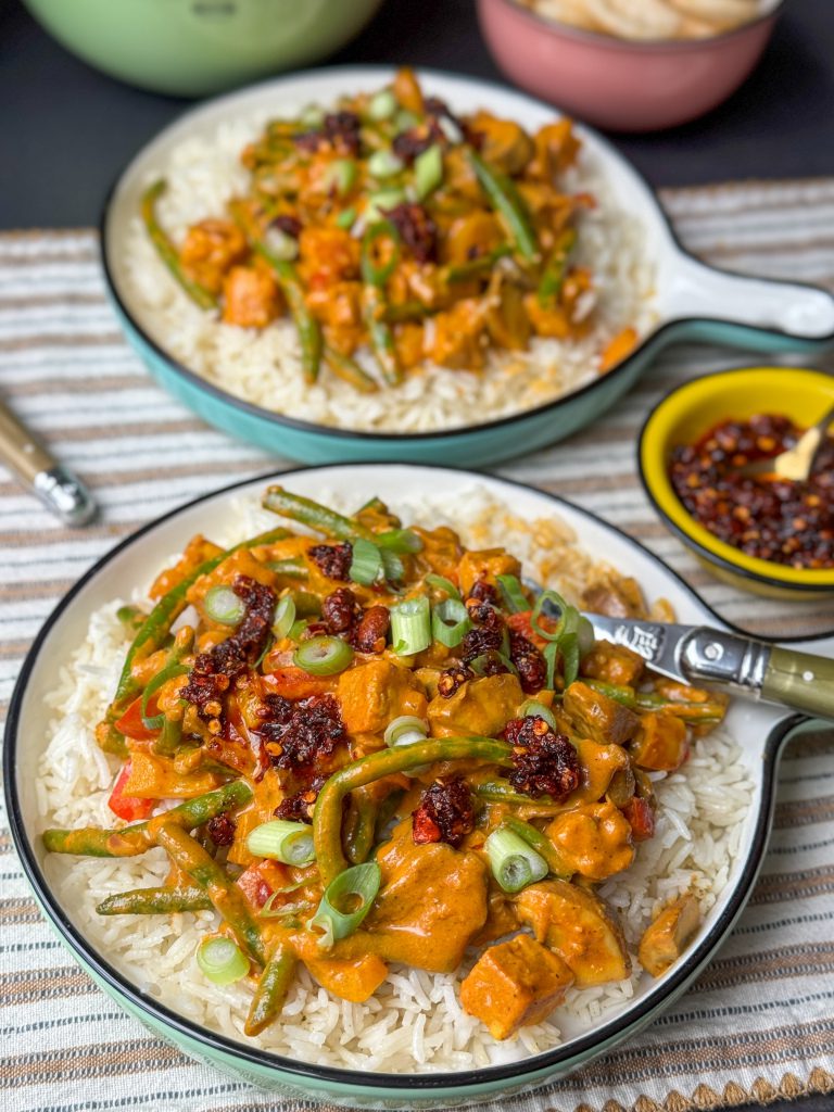 vegetarische kip kerrie geserveerd met rijst, crispy chili-olie en sperziebonen