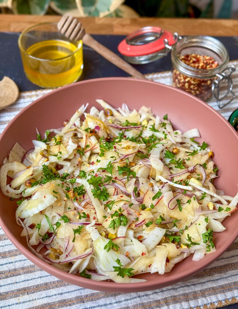 een simpele salade met venkel, appel, pistache noten en rode uit