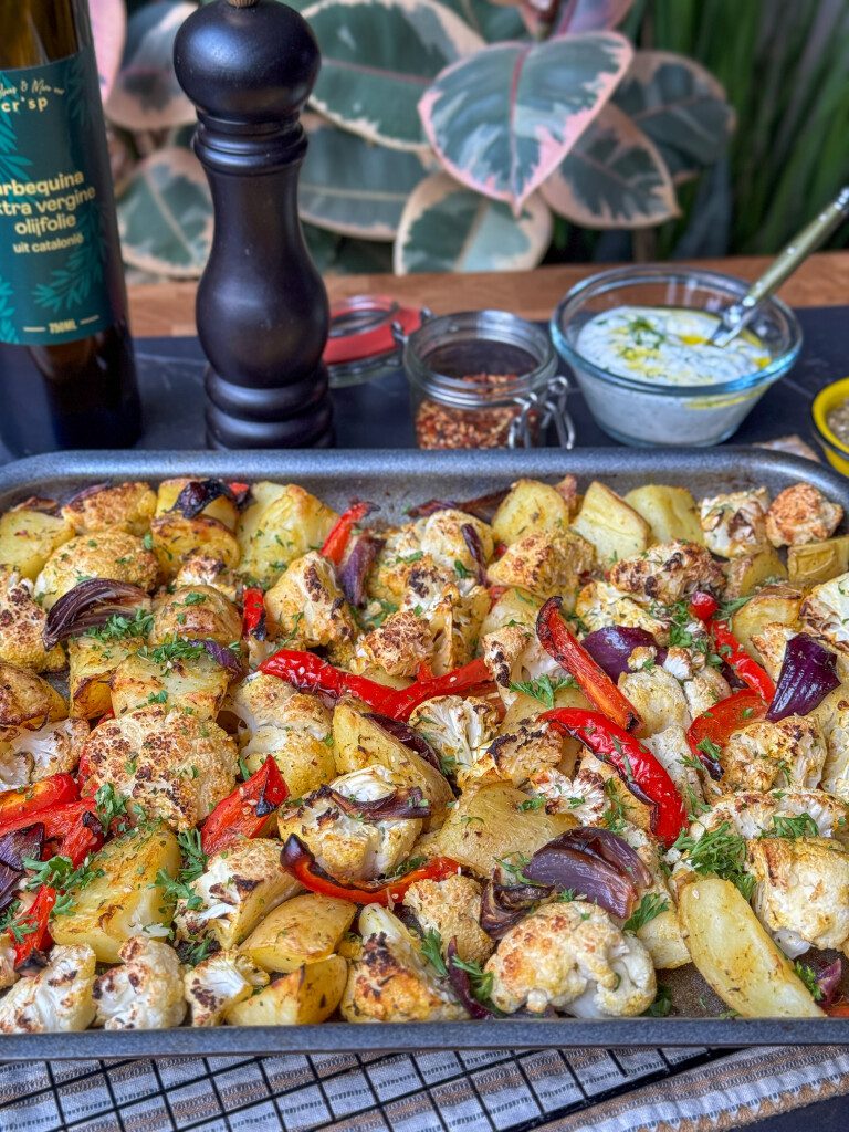 ovenschotel met bloemkool aardappel, paprika en rode ui net uit de oven