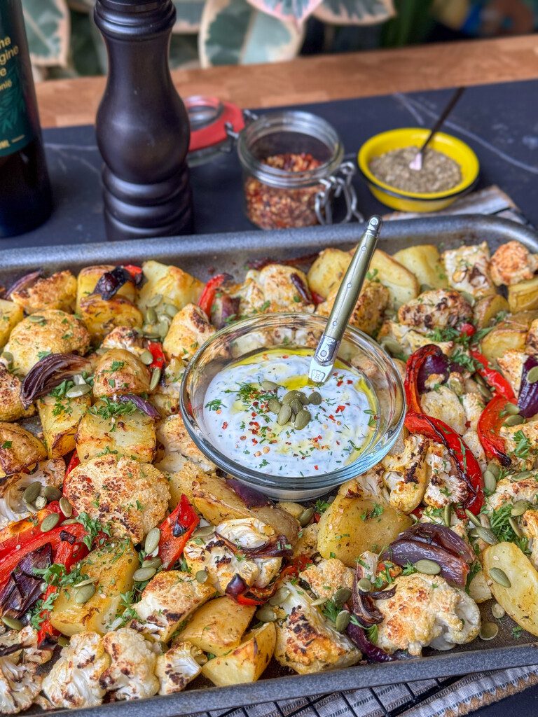 gezonde traybake met bloemkool, paprika en aardappel uit de oven.
