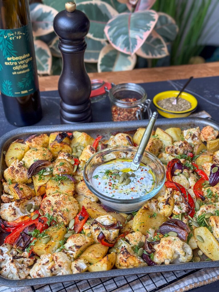 Makkelijke traybake met bloemkool en groenten uit de oven