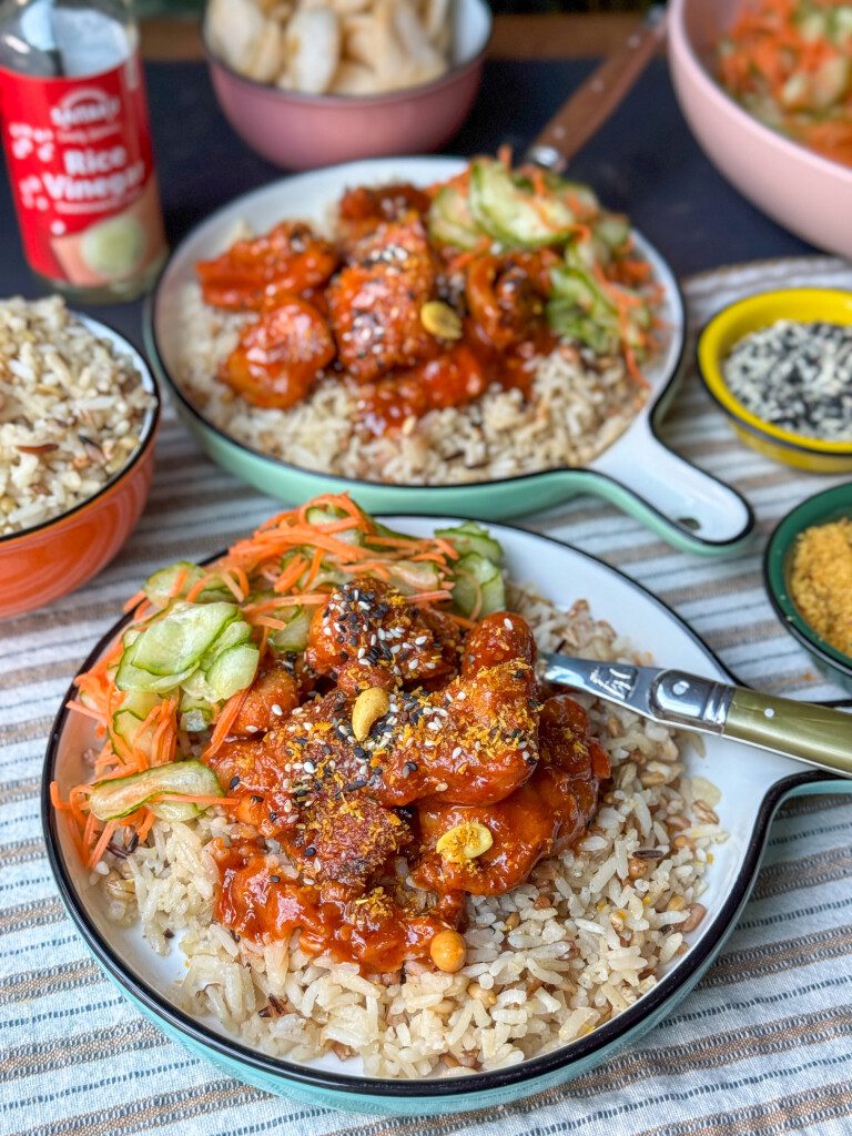 Koreaanse kip met rijst en gochujang en komkommer en wortel in zuur