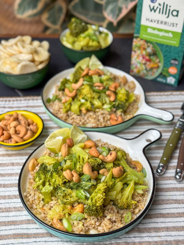 Vegetarische Thaise groene curry met broccoli en paksoi.