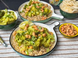 Thaise groene curry met broccoli en paksoi op een bord geserveerd met haverrijst. Een romige en kruidige curry boordevol smaak, perfect voor liefhebbers van de Thaise keuken.