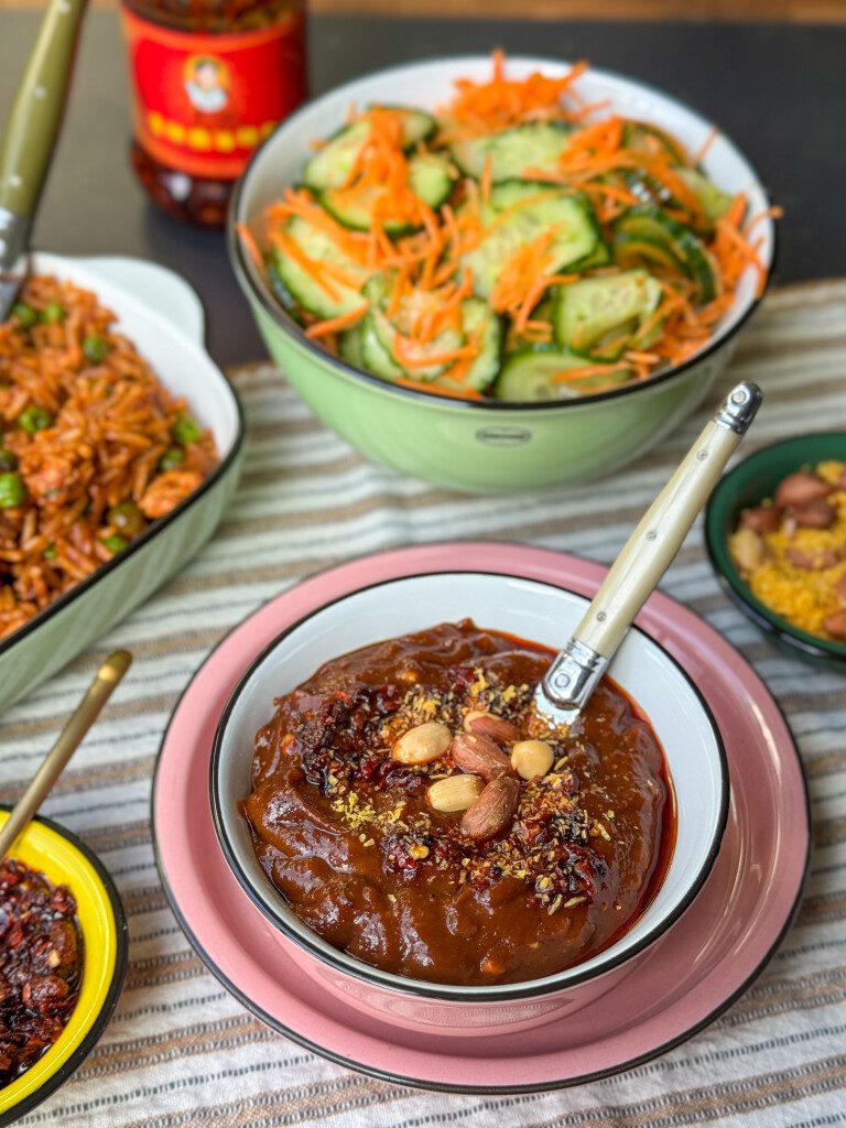 pittige pindasaus met crispy chili olie, heerlijk met seroendeng en makkelijk zelf te maken