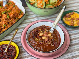 een kommetje met pittige pindasaus, cripsy chili-olie en ketjap manis gemaakt van pindakaas.