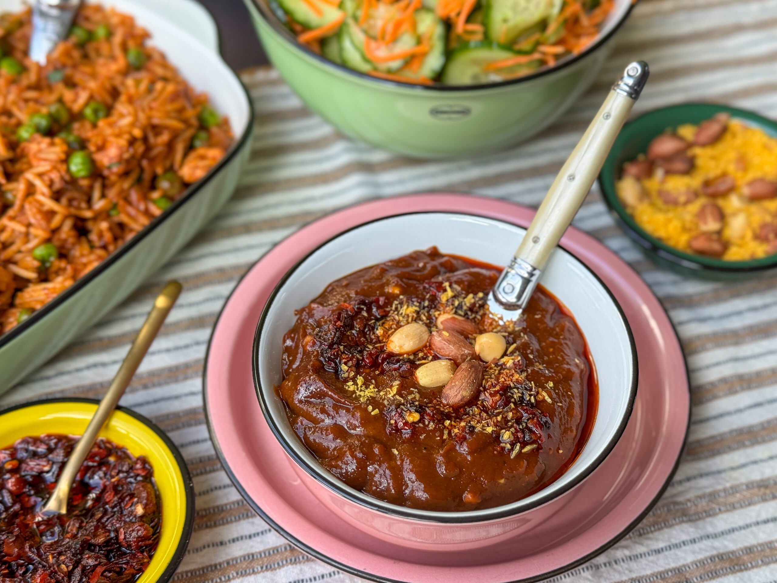 een kommetje met pittige pindasaus, cripsy chili-olie en ketjap manis gemaakt van pindakaas.