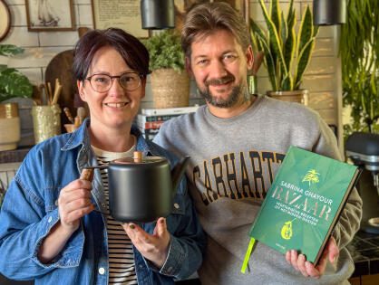 cadeautip voor foodies, Jan Willem houdt een kookboek vast en Marie Louise een theepot. Een cadeaubon is altijd een goed idee.
