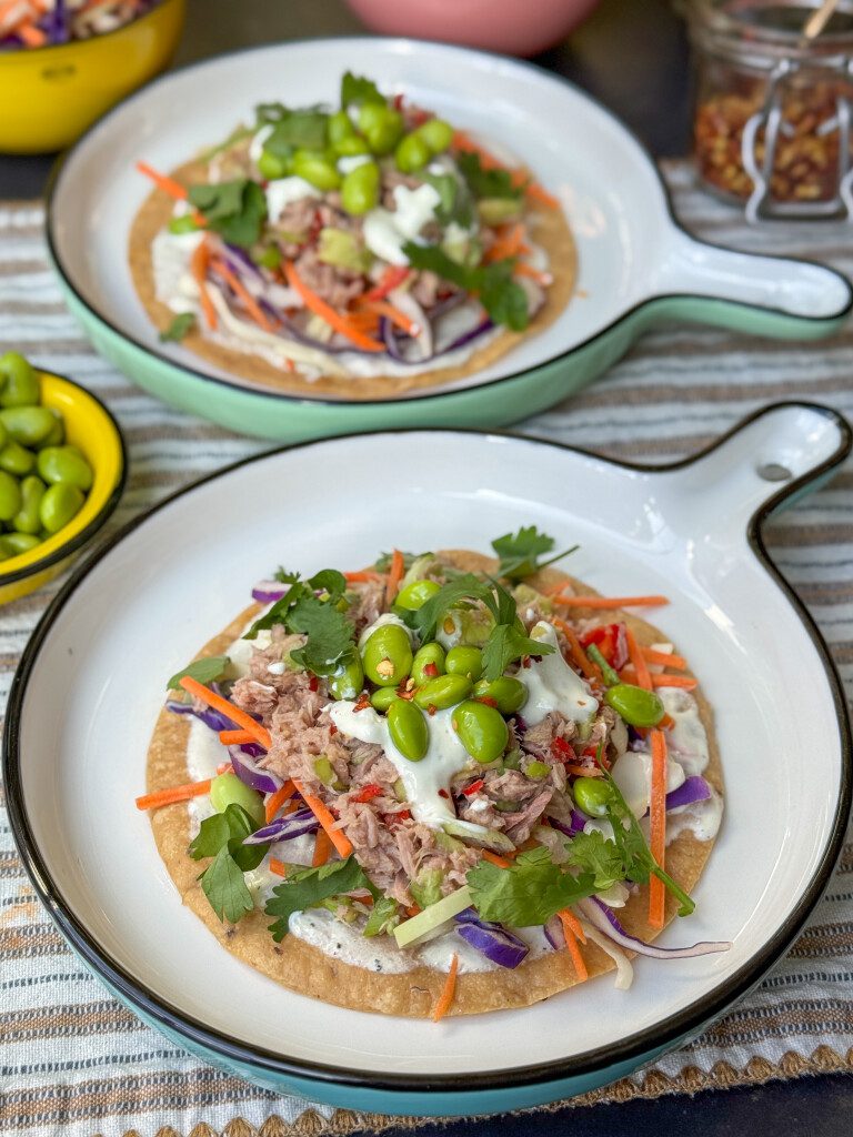 krokante tostada met tonijn, sojaboontjes, avocado en heerlijke limoen – yoghurtdressing bestrooid met grof gehakte koriander