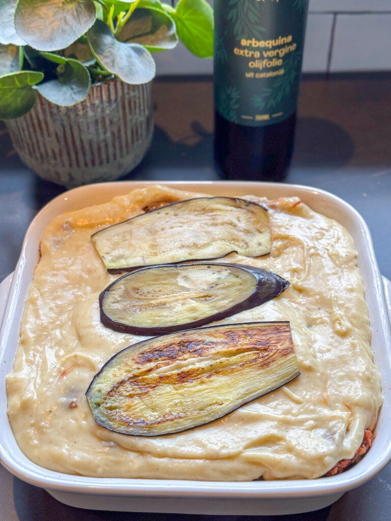 Griekse Moussaka in ovenschaal voor het de oven in gaat