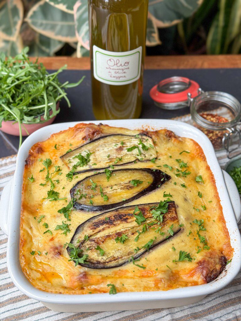 Zelfgemaakte moussaka – Griekse ovenschotel met aubergine, gehakt en bechamelsaus.