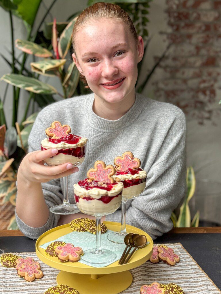 Trifle in glaasje met advocaat, room en kersen – makkelijk toetje voor de Paasbrunch
