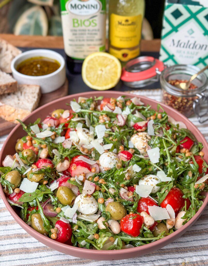 Italiaanse salade met mozzarella, salami en bonen, zomerse lunchsalade