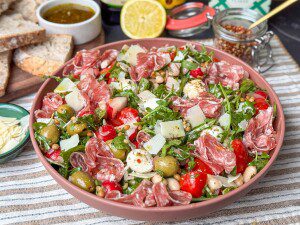 Italiaanse salade met salami, olijven en bonen