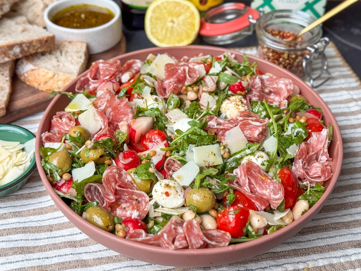 Italiaanse salade met salami, olijven en bonen