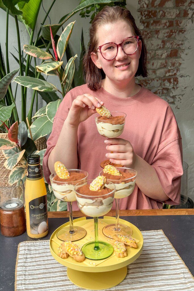 Paas tiramisu met advocaat in een glaasje