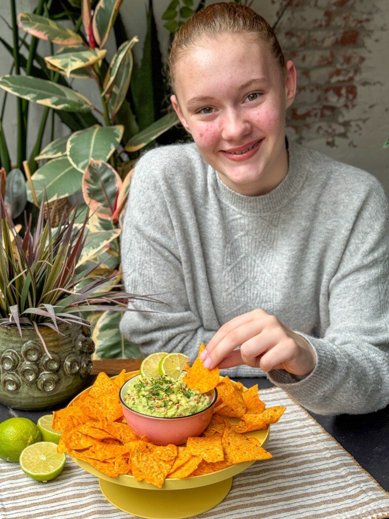 Guacamole recept met nacho chips en verse avocado – zelfgemaakt bij Familie over de Kook