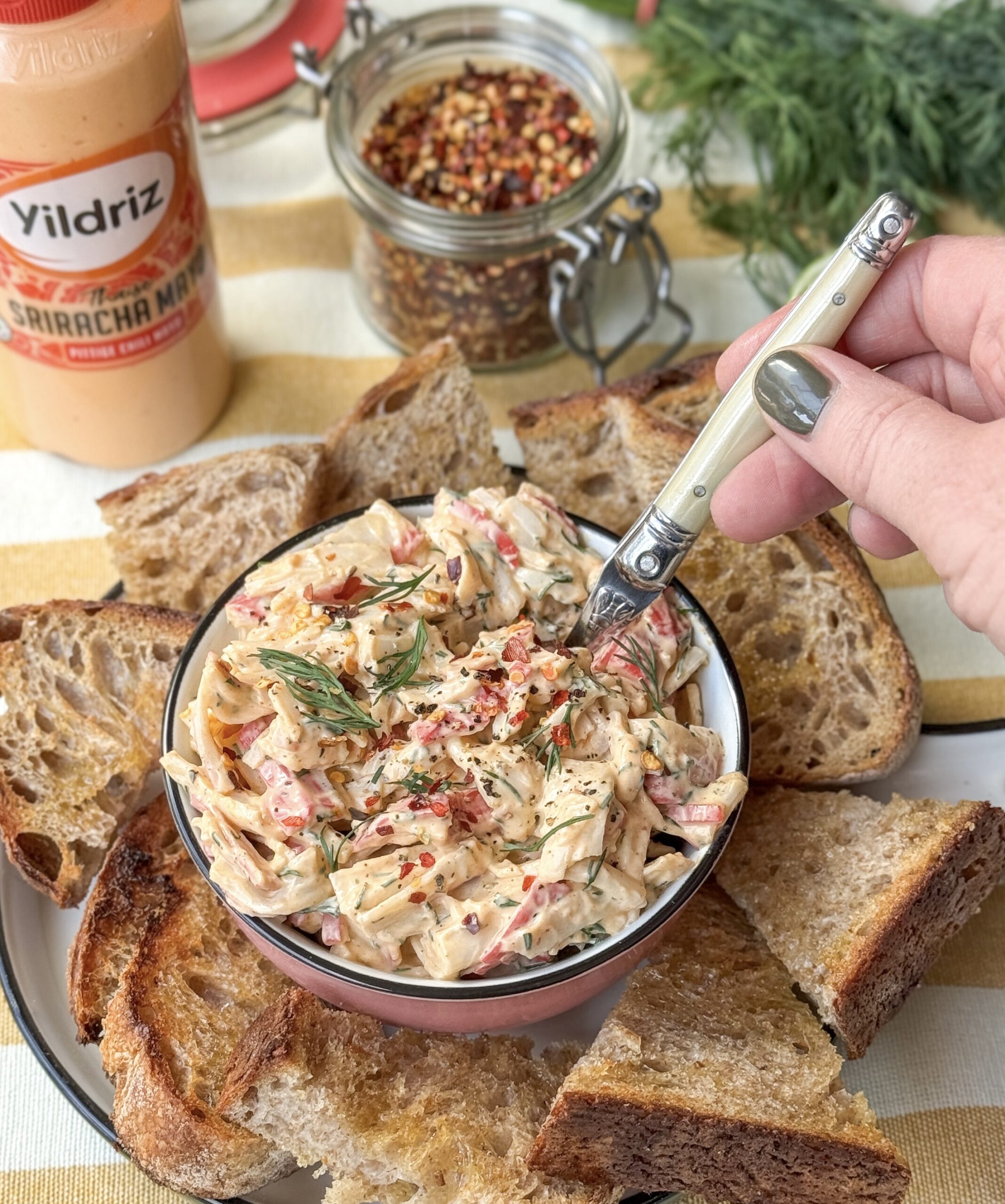 Pittige krabsalade met sriracha mayonaise