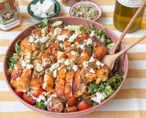 Salade met krokante kip, feta en hot honey dressing