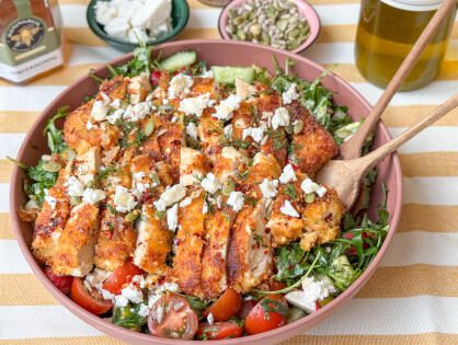 Salade met krokante kip, feta en hot honey dressing
