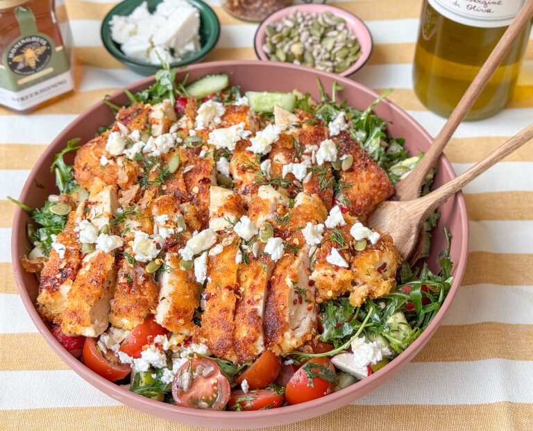 Salade met krokante kip, feta en hot honey dressing