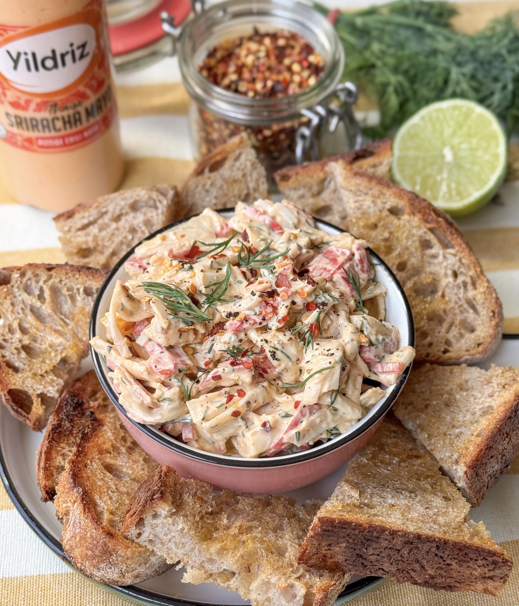 Pittige krabsalade met sriracha mayonaise