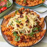 Pittige pasta met chili olie en tomatensaus, makkelijk recept voor het hele gezin