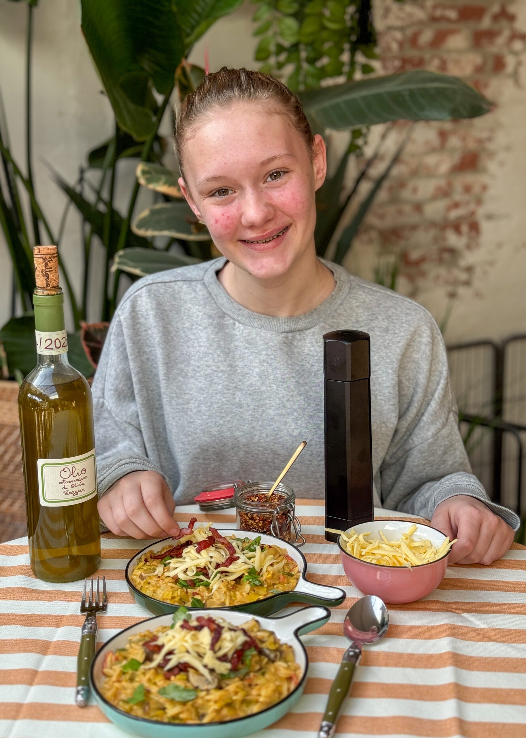 Amaranthe geniet van een bord romige orzo met Boursin en prei – favoriet recept thuis
