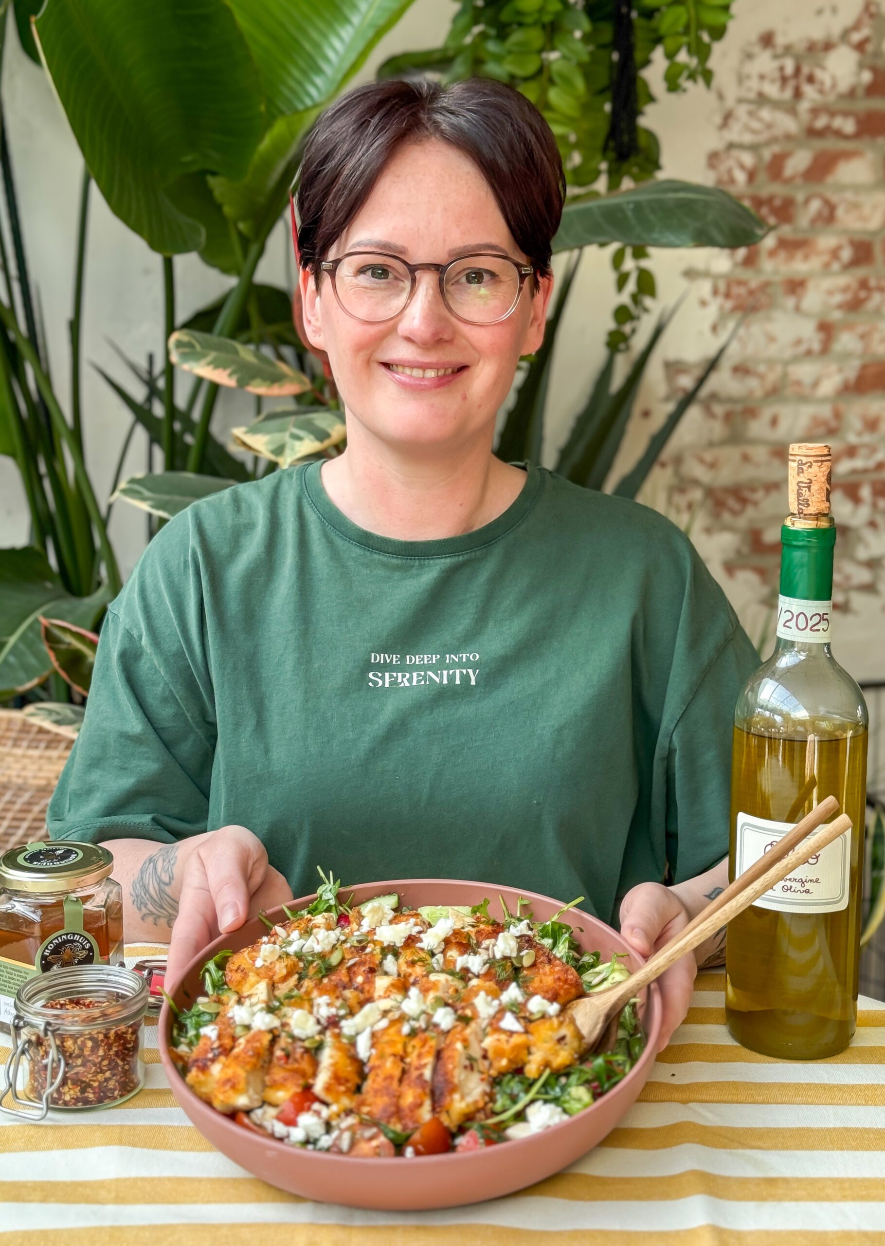 Marie Louise met zelfgemaakte salade met krokante kip en hot honey dressing