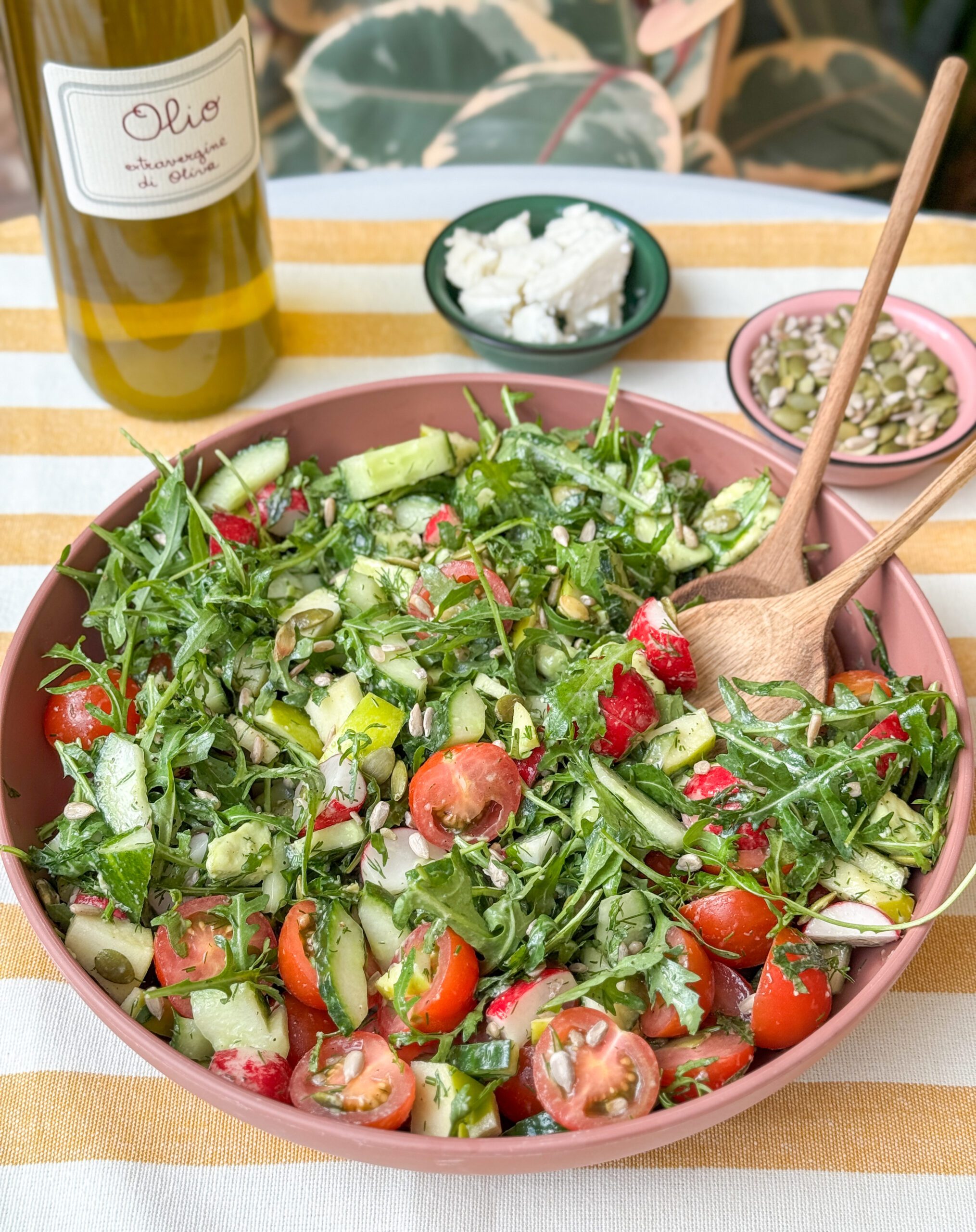 Frisse salade met rucola, komkommer, tomaat en hot honey dressing