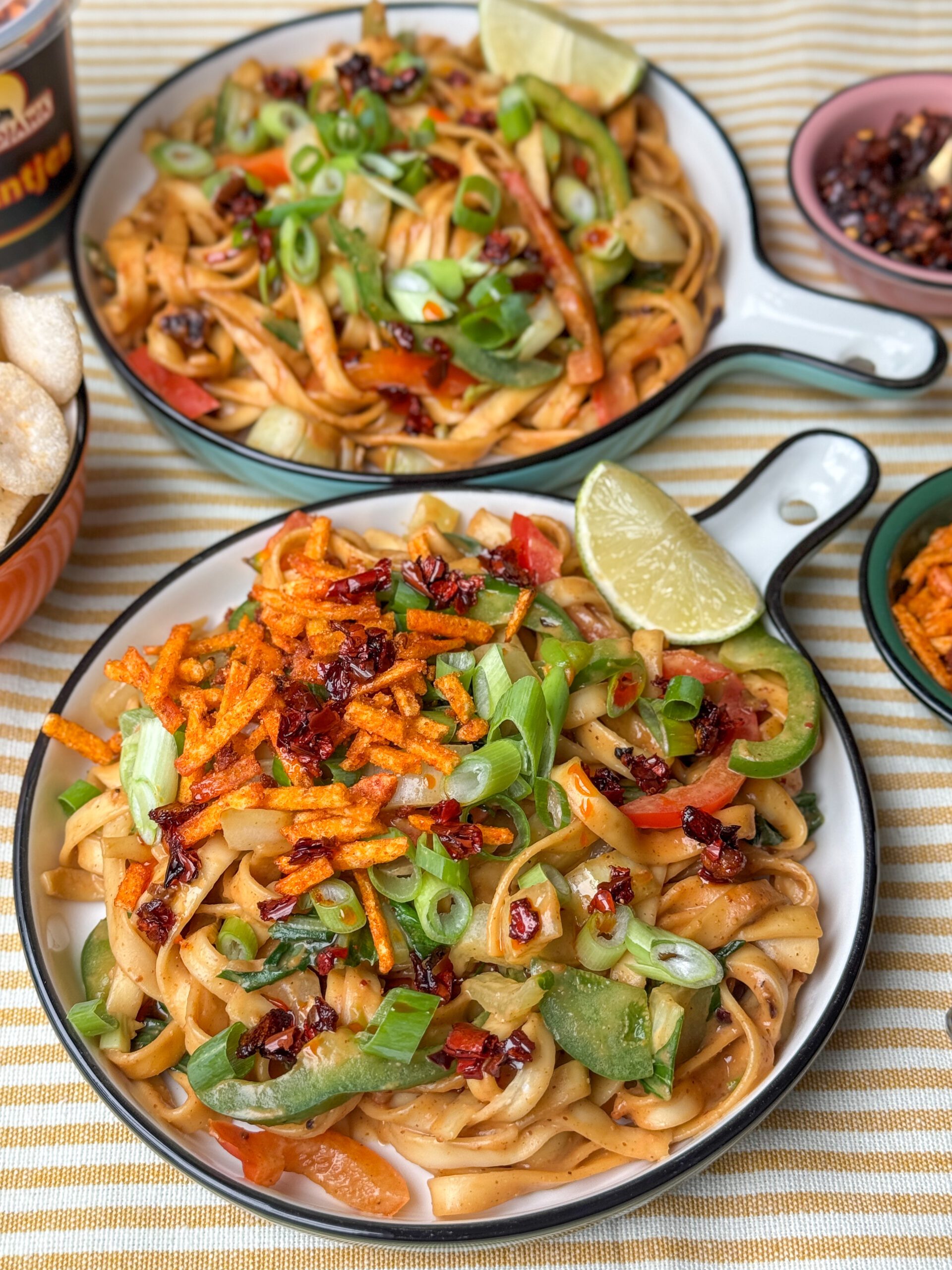 vegetarische noedels met pindasaus en paksoi, heerlijk met limoen en crispy chili olie