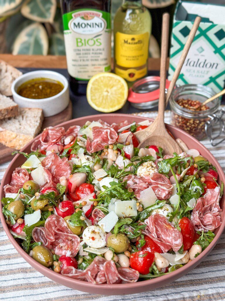 Italiaanse salade met mozzarella, bonen en salami, zomerse maaltijdsalade vol kleur