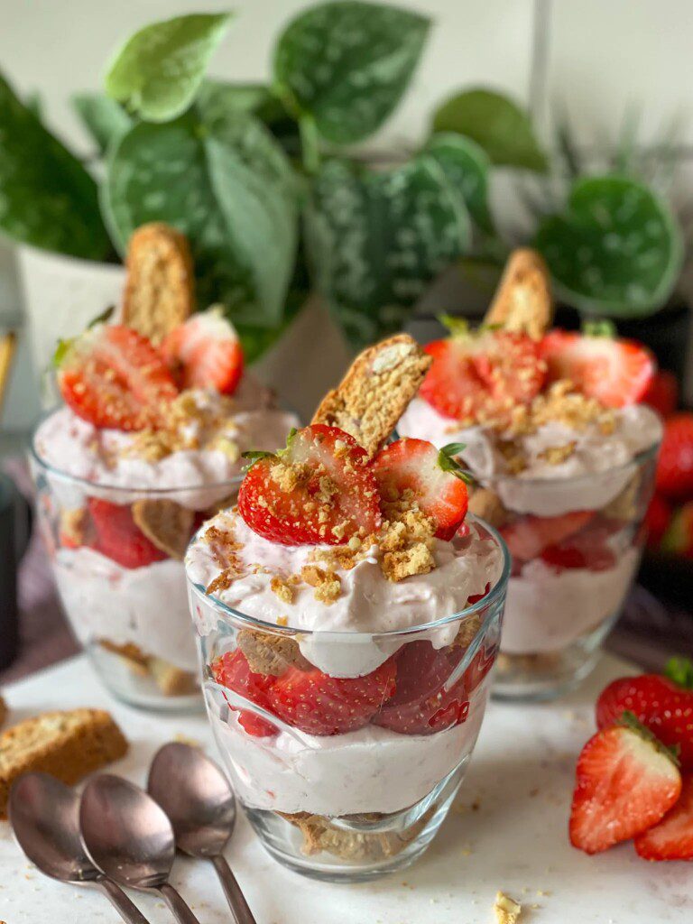 Toetjes met aardbeien: Trifle met verse aardbeien, makkelijk toetje voor lente en zomer