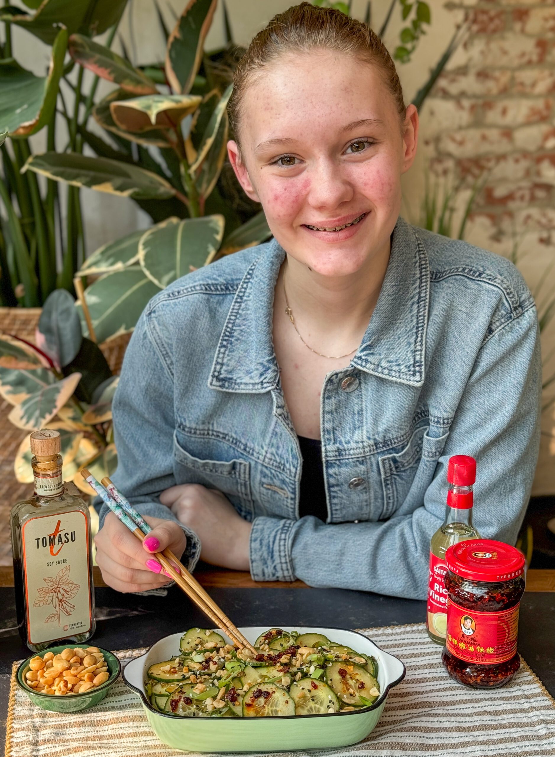 Amaranthe met een frisse komkommer salade met crispy chili olie en pinda's geserveerd
