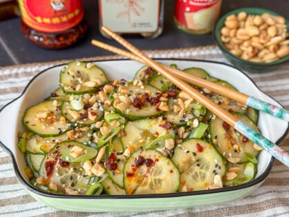 Aziatische komkommersalade met pinda’s, crispy chili olie en bosui – makkelijk recept van Familie over de Kook