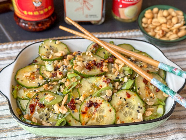 Aziatische komkommersalade met pinda’s, crispy chili olie en bosui – makkelijk recept van Familie over de Kook