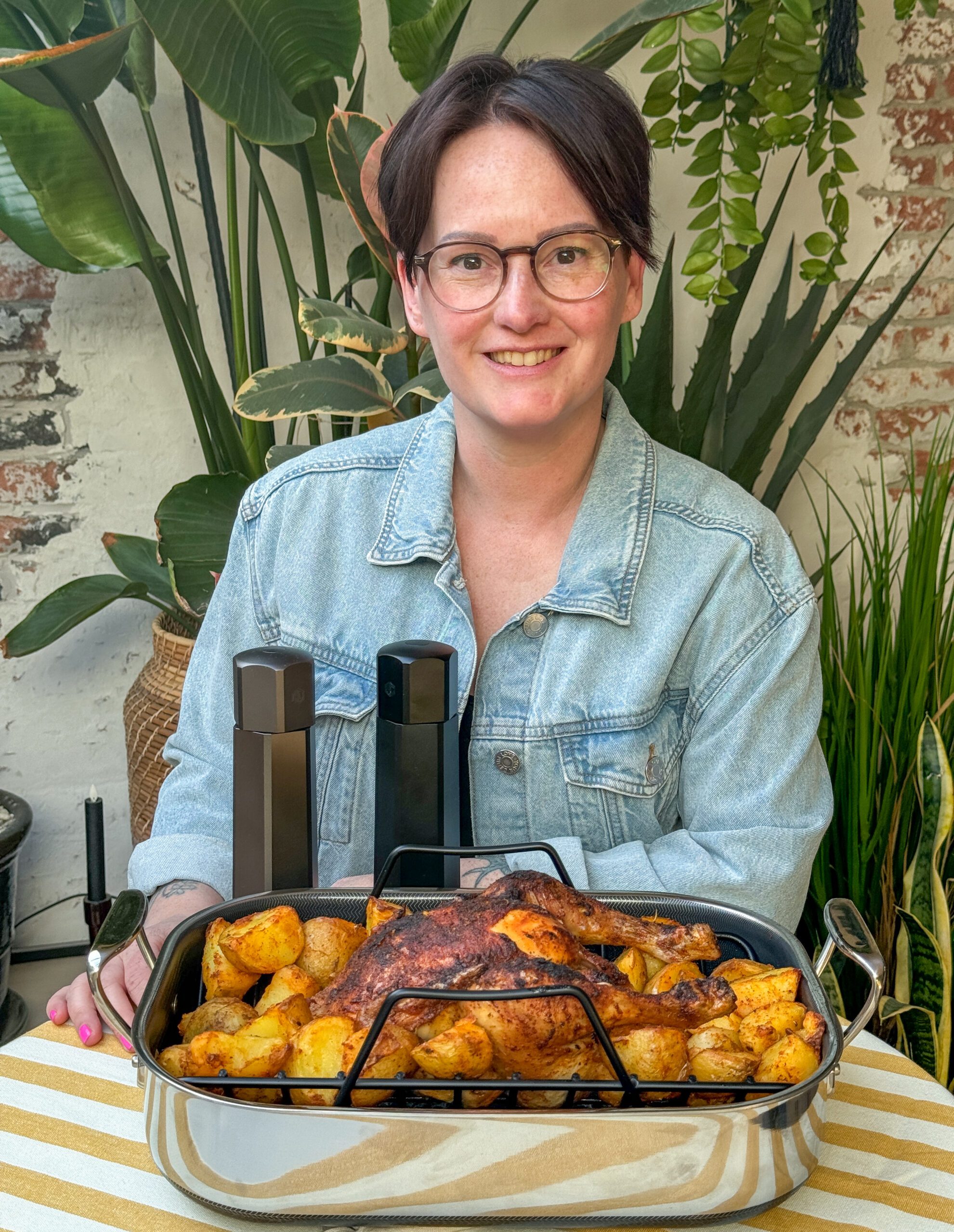 Marie Louise van Familie over de Kook laat Cajun kip uit de oven zien in HexClad roosterpan