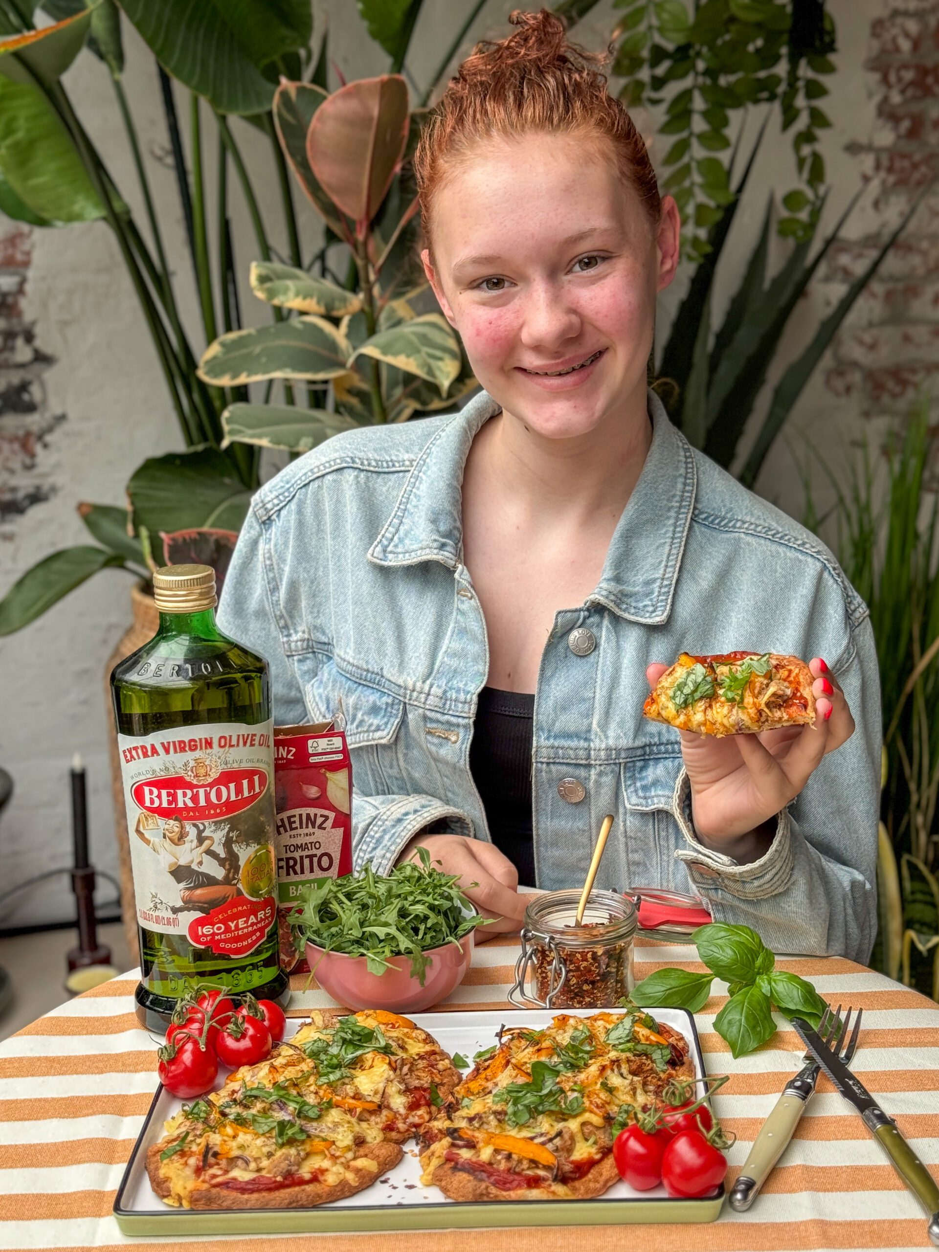 Dochter Amaranthe geniet van een flatbread pizza met tonijn