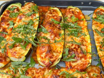 Gevulde courgette met tonijn, kaas en basilicum uit de oven – recept Familie over de Kook