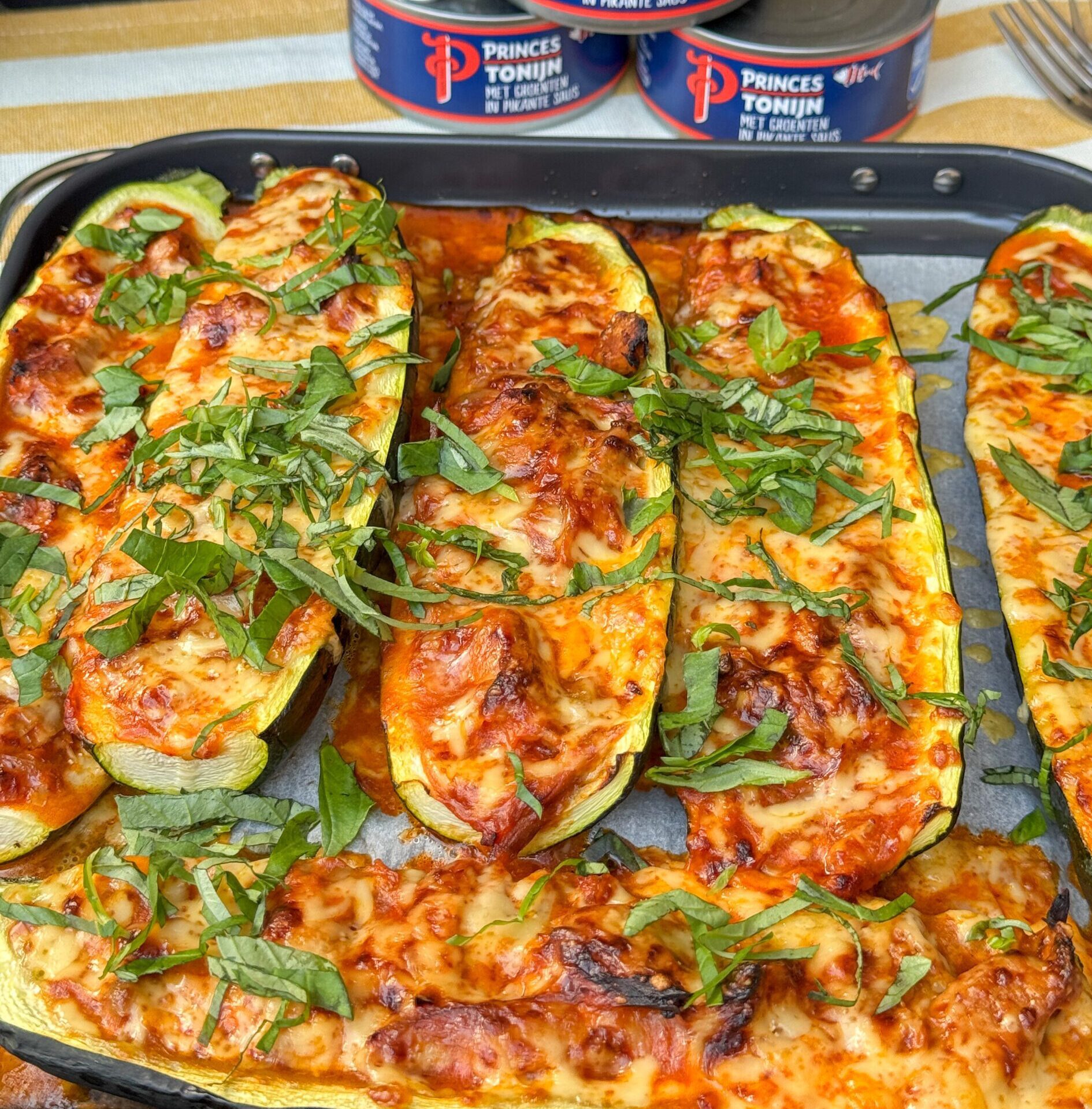 Gevulde courgette met tonijn, kaas en basilicum uit de oven – recept Familie over de Kook